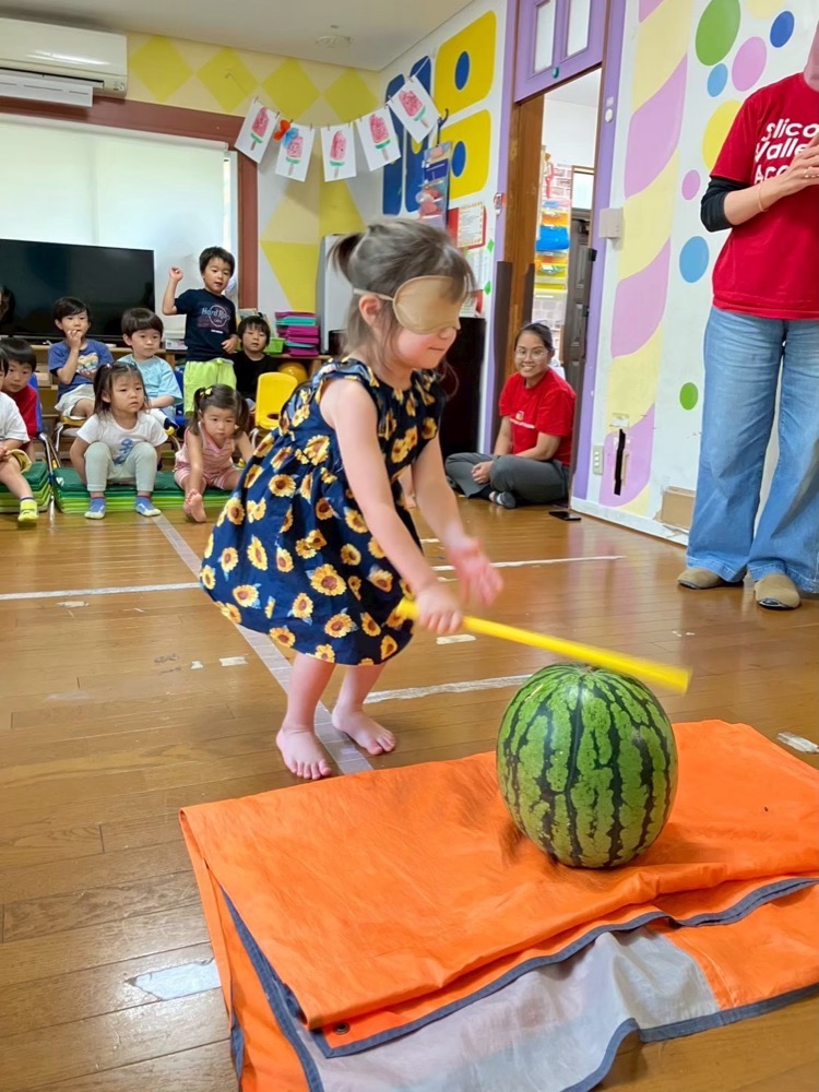 スイカ割りなど日本の夏の行事を楽しむ多国籍の園児たち（国際色豊かなSVA）