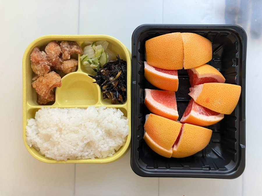オーガニックにこだわった給食（唐揚げ・ひじき・サラダ・ごはん・グレープフルーツ）