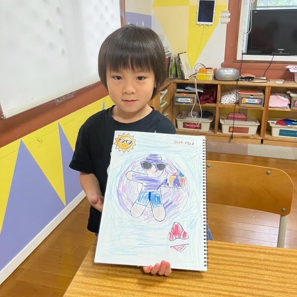 自分で描いた絵を見せる在園児