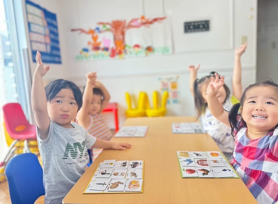 目黒区のバイリンガル保育園で英語イマージョン保育を受ける子どもたちの活動風景
