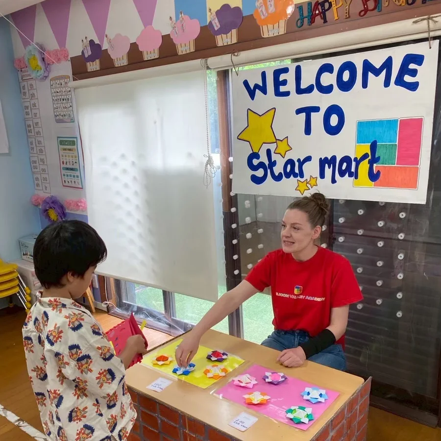 園内のお店屋さん「Star Mart」でお買い物をする子どもたち
