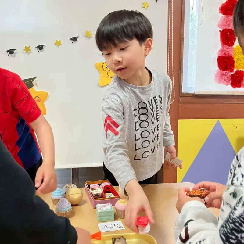 SVA Moneyを手に、お金の学びを楽しむ子ども