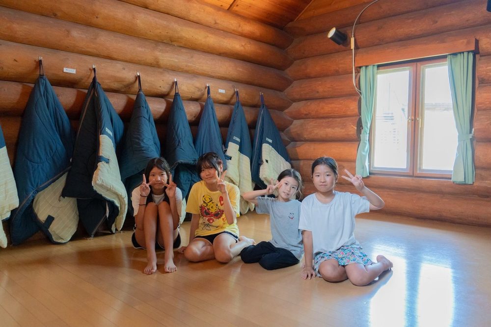 サマースクール:宿泊するログハウスでくつろぐ子どもたち