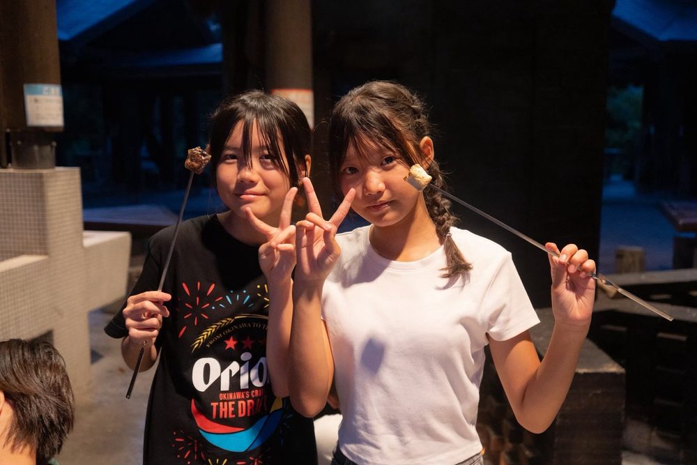 サマースクール:外国人講師と一緒にアクティビティを楽しむ子ども